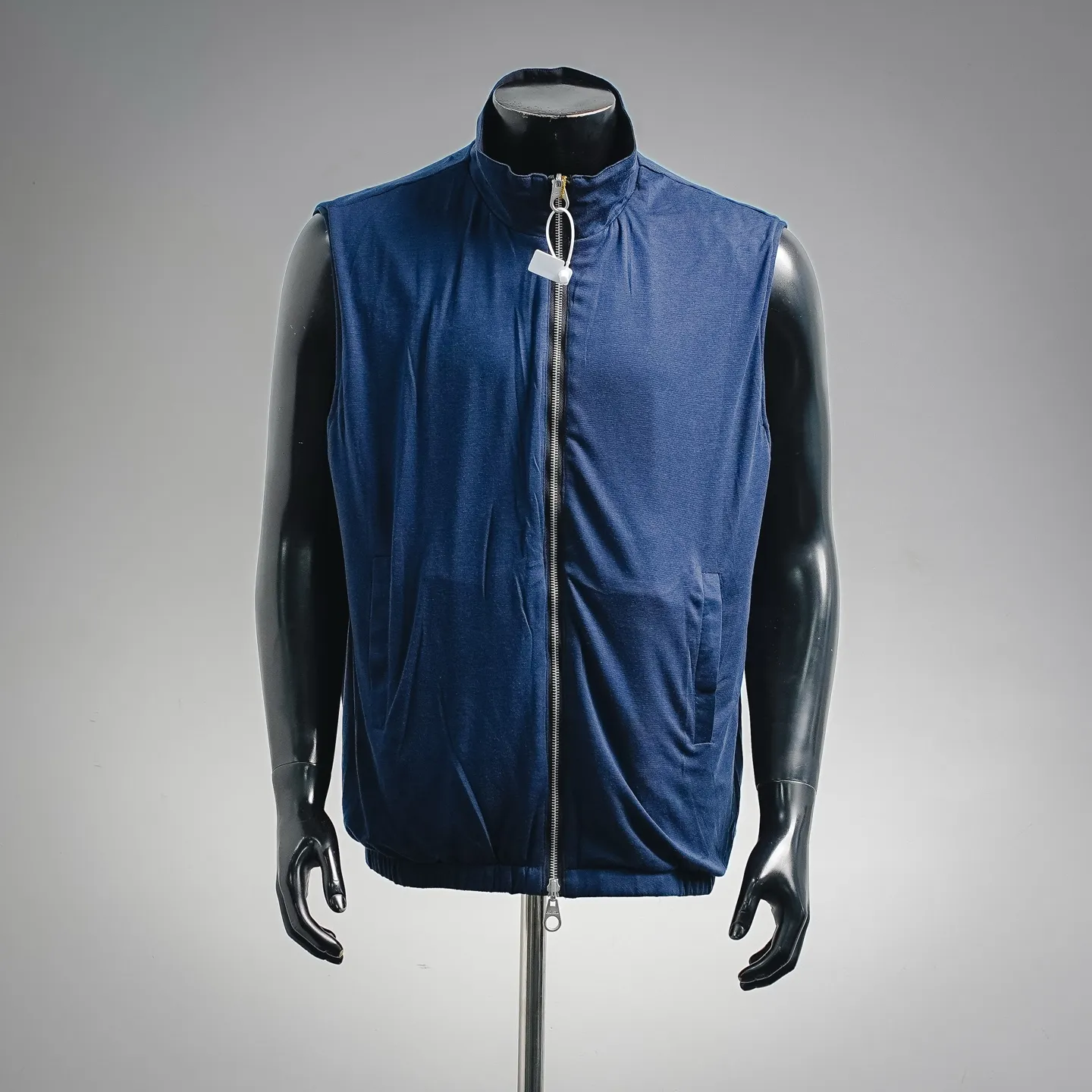 LORO PIANA LP double-sided zippered wool nylon vest 13, purchased and developed from the original version. The fabric is made of nylon double 6 twill micro-elastic fabric, and the lining is made of 20% merino wool + 76% Lenzing Tencel fabric. It has a customized 15μm high-permeability membrane, which restores the original windproof and waterproof while still being breathable. It is different from the market version which has a hard and thick feel and looks like a raindrop when worn. Customized original 1:1 accessories, double zipper, perfect details. Size: 48 50 52 54